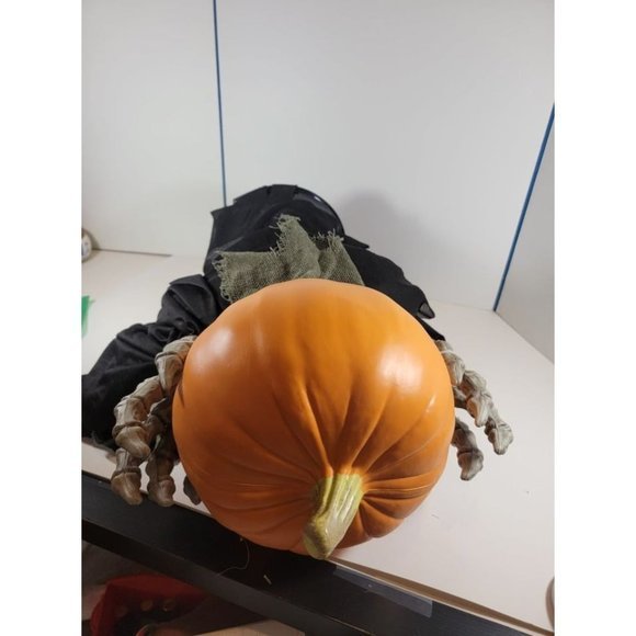 Pumpkin Reaper 18" Electronic Halloween Greeter - Speaks Moves & Lights Up - NWT - Picture 9 of 14